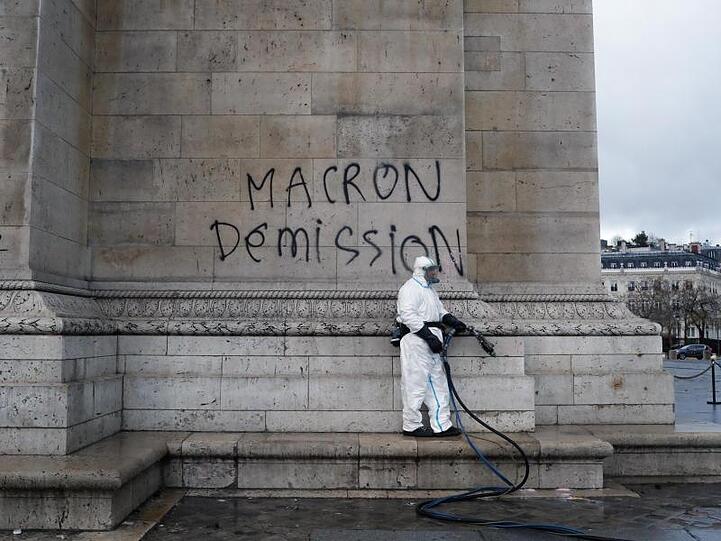 Ein Arbeiter der Stadtreinigung beseitigt Grafitti von einer Wand des Arc de Triomphe.