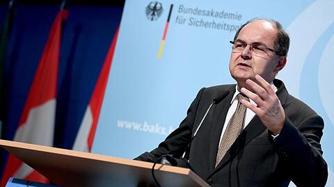 Christian Schmidt (CSU) spricht bei der Sicherheitstagung "Nato Talk around the Brandenburger Tor". Foto: Britta Pedersen/zb/dpa