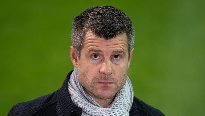 Trainer Jens Scheuer von München gibt ein Interview.