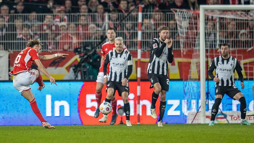 Union Berlins Benedict Hollerbach (l) erzielte gegen Gladbach seinen ersten Bundesliga-Treffer.