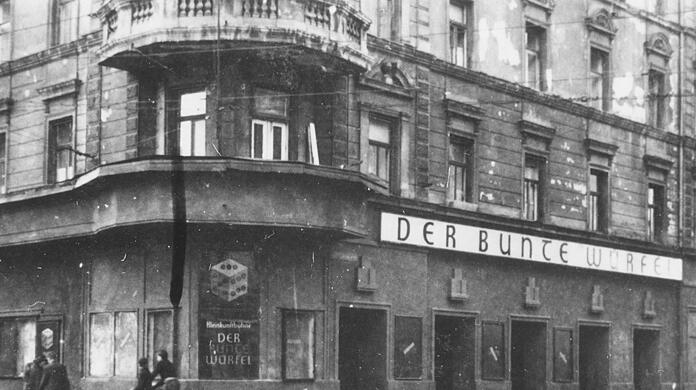 Das Kabarett "Der Bunte Würfel" an der Ecke Preysingstraße-/Milchstraße 1946.