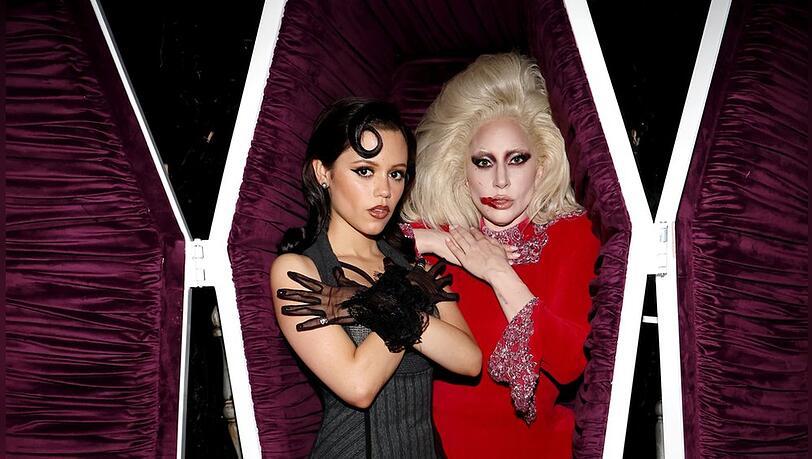 Treffen sich auch in Staffel zwei von "Wednesday": Jenna Ortega (l.) und Lady Gaga beim "Tudum 2025"-Event von Netflix.