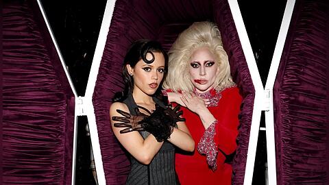 Treffen sich auch in Staffel zwei von "Wednesday": Jenna Ortega (l.) und Lady Gaga beim "Tudum 2025"-Event von Netflix.
