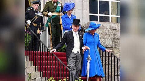 Neben Königin Camilla (r.) und Prinzessin Anne in Blau hat sich auch König Charles herausgeputzt - mit Frack und Zylinder.