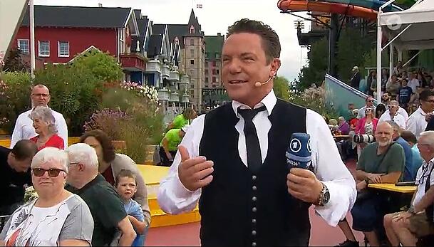 Ein emotionaler Stefan Mross kehrte zu "Immer wieder sonntags" zurück. Ein emotionaler Stefan Mross kehrte zu "Immer wieder sonntags" zurück.