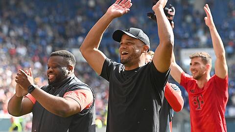 Hat gut lachen: Bayerns Chefcoach Vincent Kompany blickt auf ein erfolgreiches Jahr zur&uuml;ck.