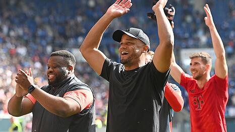 Hat gut lachen: Bayerns Chefcoach Vincent Kompany blickt auf ein erfolgreiches Jahr zur&uuml;ck.