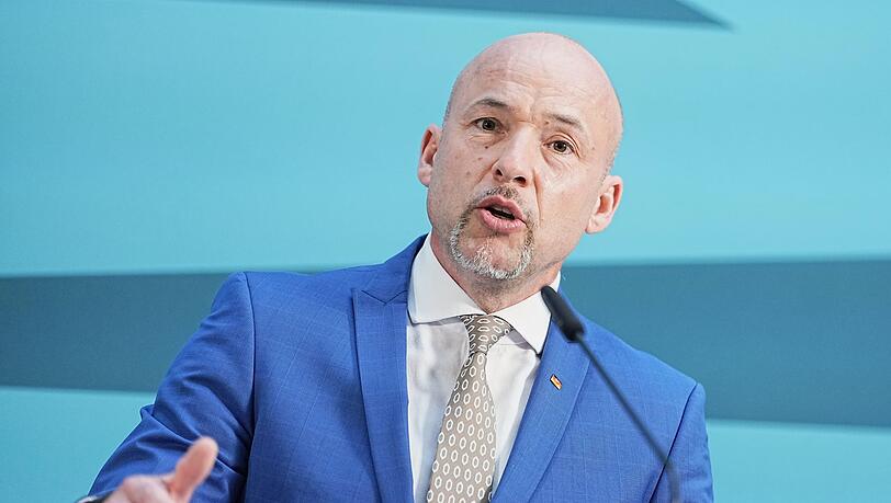 Hoffmann sieht in der Eingliederung von Politikern in die gesetzliche Rente nicht die Lösung. (Archivbild) Hoffmann sieht in der Eingliederung von Politikern in die gesetzliche Rente nicht die Lösung. (Archivbild)