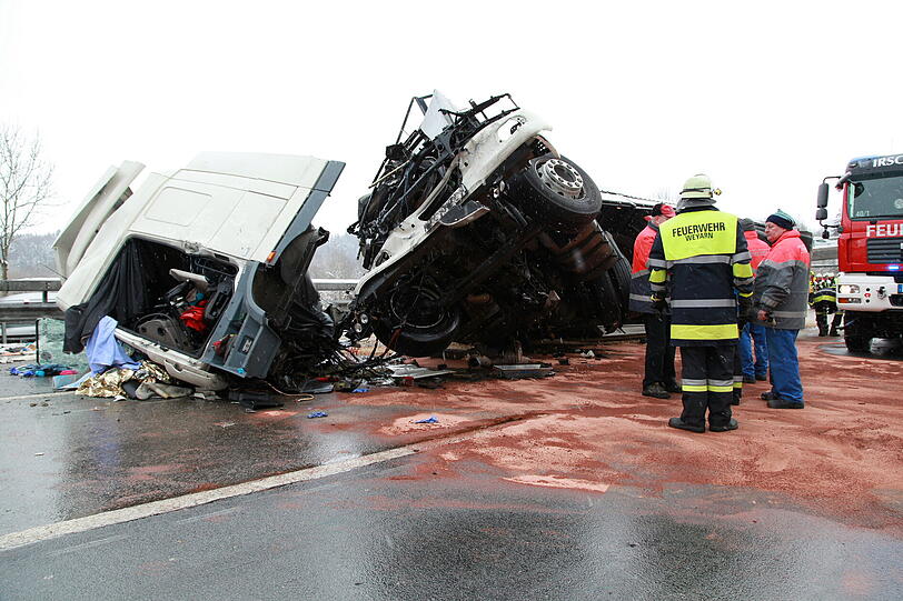 Schwerer Lkw-Unfall auf der A 8 in Richtung Salzburg: Die Bilder