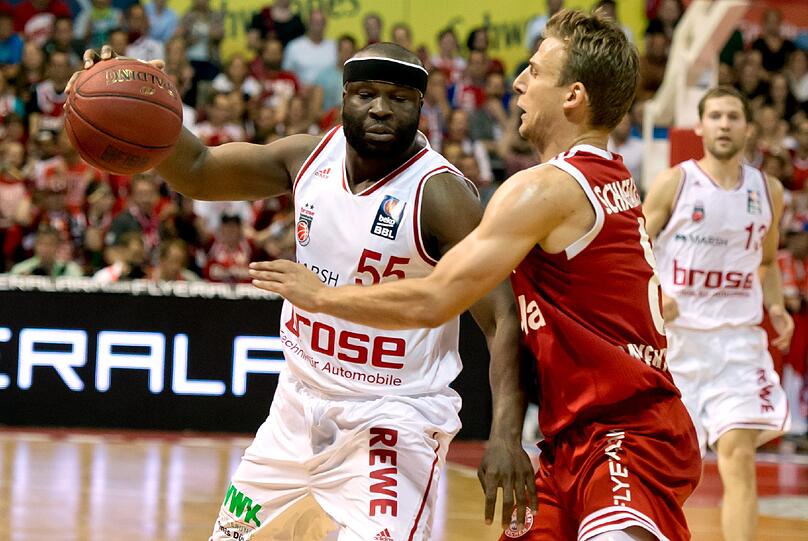 Heiko Schaffartzik (r) von München und Dawan Robinson von Bamberg kämpfen um den Ball.