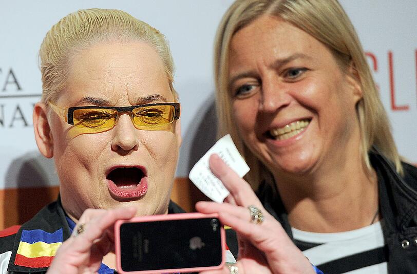 Hella von Sinnen Cornelia Scheel sind kein echtes Paar mehr. Aber getrennt sind sie auch nicht.