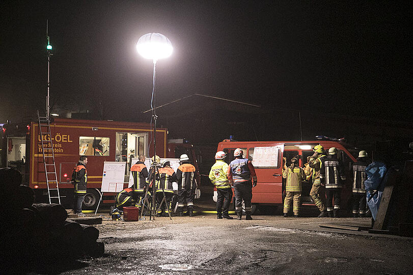 Bilder vom großen Feuerwehreinsatz in Fridolfing am Dienstagabend. Der Sachschaden ist nach dem Brand eines Sägewerks immens.