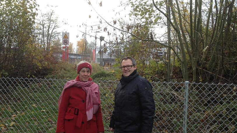 Magdalena Miehle und Sebastian
Schall vor dem neuen Zaun an
der Bürgermeister-Keller-Straße. Magdalena Miehle und Sebastian
Schall vor dem neuen Zaun an
der Bürgermeister-Keller-Straße.