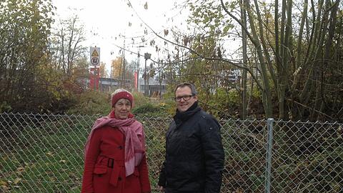 Magdalena Miehle und Sebastian
Schall vor dem neuen Zaun an
der Bürgermeister-Keller-Straße.