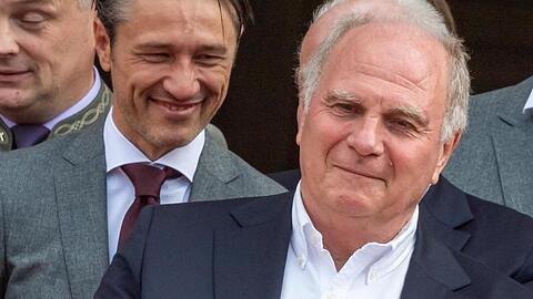 Niko Kovac (l.), Trainer des FC Bayern München und Uli Hoeneß, Präsident FC Bayern München, stehen nebeneinander. Foto: Peter Kneffel