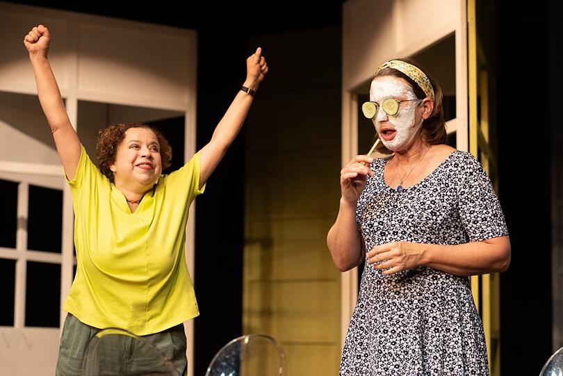 Marie Theres Relin (mit Gurkenmaske) und Franziska Traub in "Ungeheuer heiß".