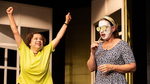 Marie Theres Relin (mit Gurkenmaske) und Franziska Traub in "Ungeheuer heiß".