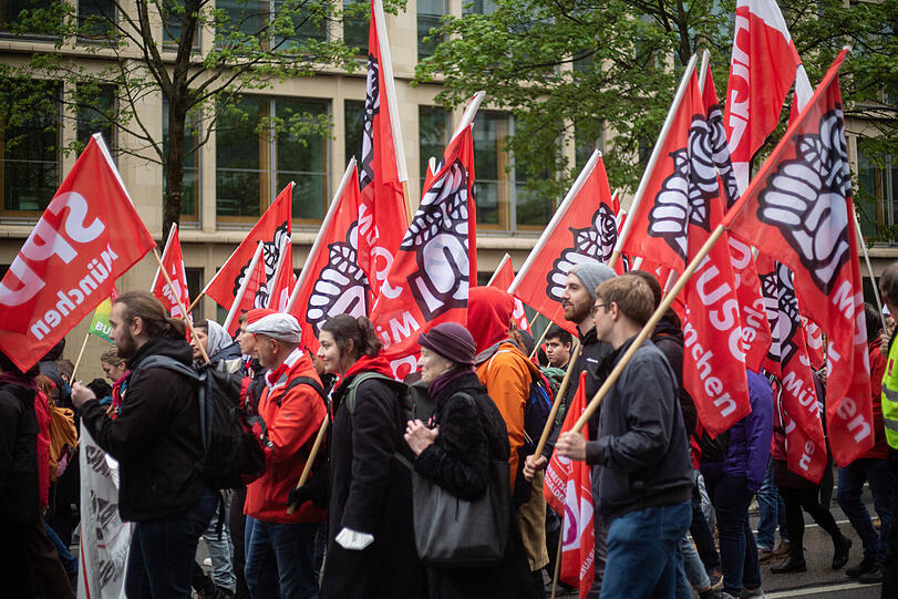 Großer Demozug durch München am Tag der Arbeit. Rund 4.000 Menschen beteiligten sich an der Kundgebung. Die Bilder.