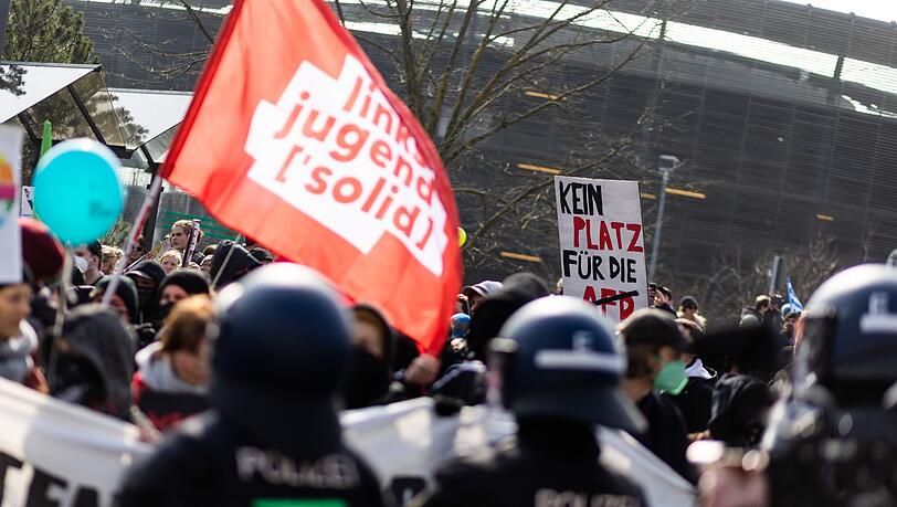 Bei einem Protest gegen den Landesparteitag der AfD ist es in Baden-Württemberg zu Ausschreitungen gekommen.