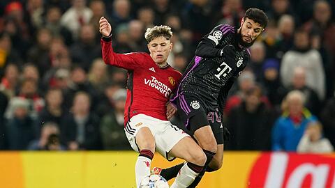 Alejandro Garnacho (l) von Manchester United und Münchens Noussair Mazraoui kämpfen um den Ball.