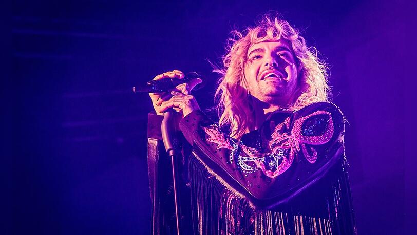 Tokio Hotel, hier Sänger Bill Kaulitz bei einem Konzert im Jahr 2023 - stehen auch zwei Jahrzehnte nach ihrem großen Hit "Durch den Monsun" noch auf der Bühne.