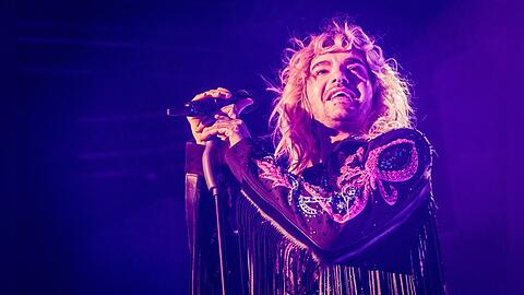 Tokio Hotel, hier Sänger Bill Kaulitz bei einem Konzert im Jahr 2023 - stehen auch zwei Jahrzehnte nach ihrem großen Hit "Durch den Monsun" noch auf der Bühne.
