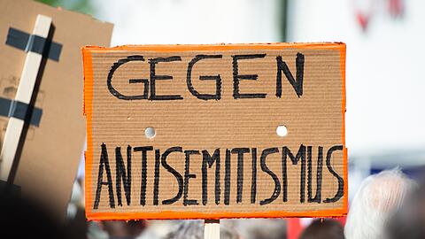 Viele Menschen in Deutschland wenden sich gegen Antisemitismus - im Alltag gibt es dennoch Tausende Vorfälle. (Archivbild)