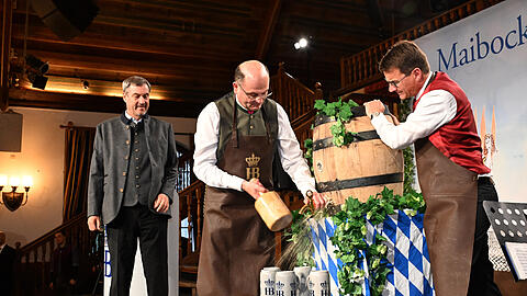 Markus S&ouml;der (v.l.n.r.), Albert F&uuml;racker und J&ouml;rg Lehmann, Direktor des Staatlichen Hofbr&auml;uhauses beim Maibock-Anstich.