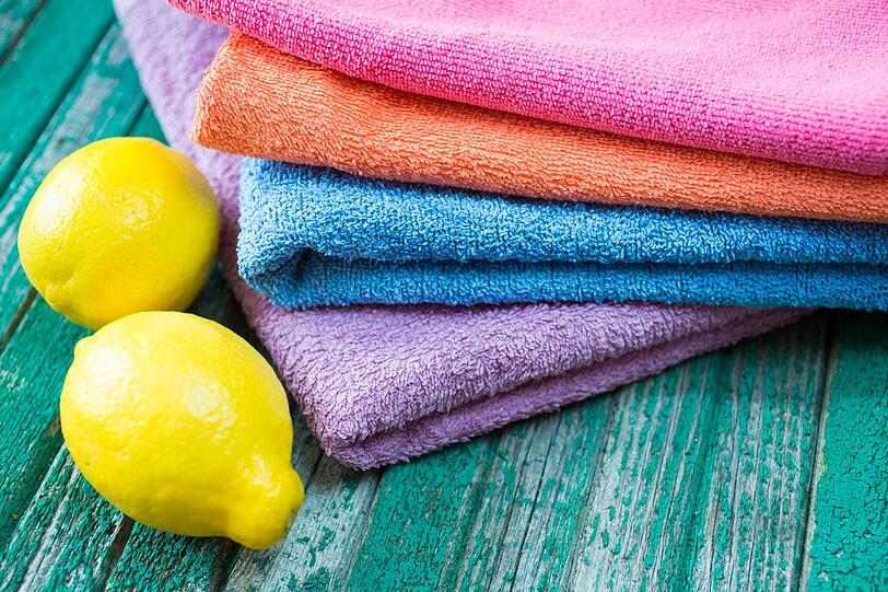 Auch in der Waschmaschine können Zitronen verwendet werden. Mit Zitronensaft werden vor allem vergraute Textilien gereinigt, desinfiziert und wieder aufgehellt. Gleichzeitig werden unangenehme Gerüche und Kalkrückstände aus der Maschine beseitigt. Dafür kann als Weichspüler eine ausgedrückte Zitrone während des Waschgangs direkt in die Trommel gelegt werden. Auch in der Waschmaschine können Zitronen verwendet werden. Mit Zitronensaft werden vor allem vergraute Textilien gereinigt, desinfiziert und wieder aufgehellt. Gleichzeitig werden unangenehme Gerüche und Kalkrückstände aus der Maschine beseitigt. Dafür kann als Weichspüler eine ausgedrückte Zitrone während des Waschgangs direkt in die Trommel gelegt werden.