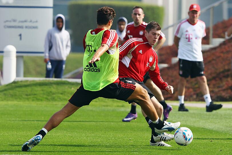 Hier geht's schon etwas mehr zur Sache: Gomez mit Toni Kroos (r.).