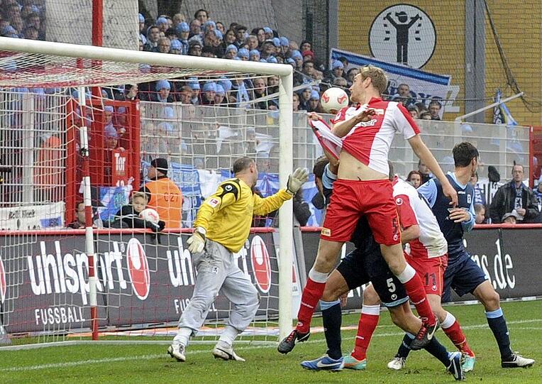 Gabor Kiraly			NOTE: 3
Wurde von seinen Vorderleuten ein ums andere Mal allein gelassen. Konnte das späte 2:2 nicht verhindern, war an beiden Gegentoren aber unbeteiligt. Sah sich in den letzten Minuten einem Ansturm der Union-Spieler gegenüber.