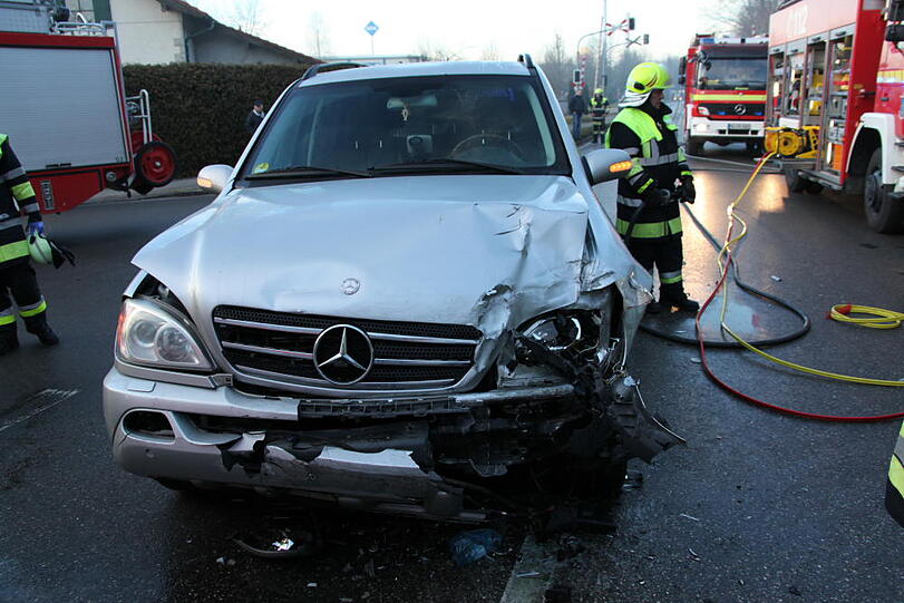 Ein 82-jähriger Toyotafahrer eine 46-jährige Mercedesfahrerin kollidierten bei Waldkraiburg. Der 82-Jährige wurde schwer verletzt und liegt jetzt in Traunstein in der Klinik.