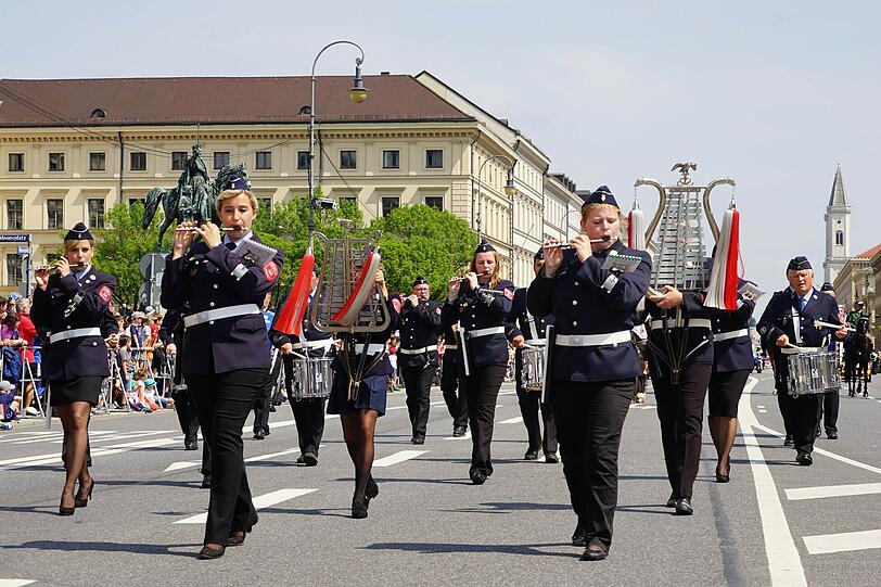 München feiert das 150-jährige Bestehen ihrer Feuerwehr mit einer großen Parade.