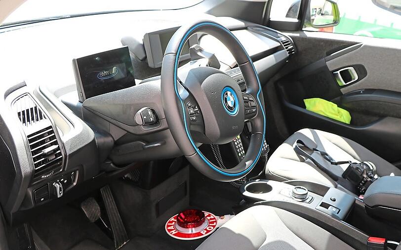 Das Auto ist polizeitauglich ausgestattet, mit Funk und Navigationsgerät. Dennoch bietet es für die Standard-Schutzausstattung zu wenig Platz.