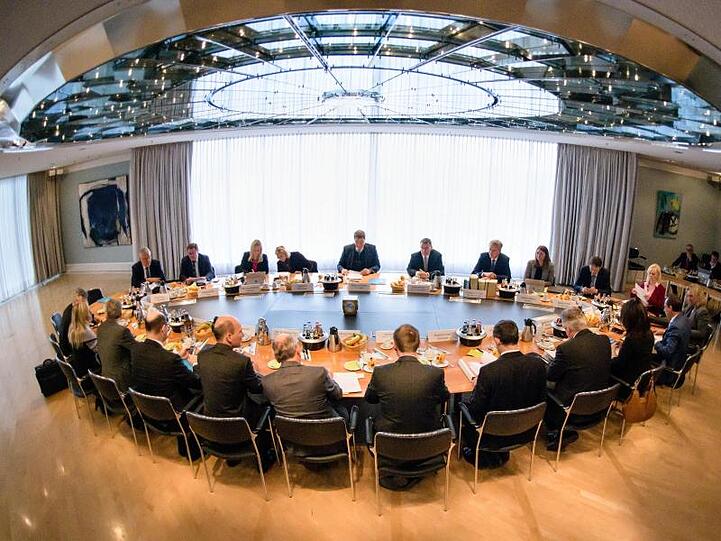 Mitglieder des bayerischen Kabinetts sitzen bei einer Kabinettssitzung auf ihren Plätzen. Foto: Matthias Balk/Archiv