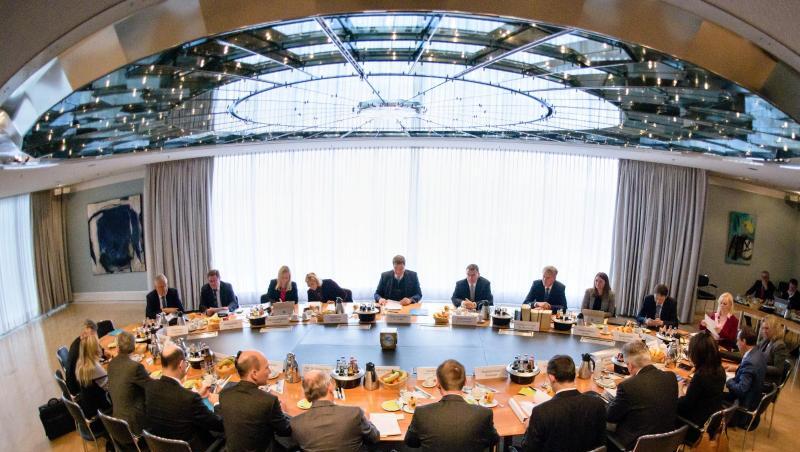 Mitglieder des bayerischen Kabinetts sitzen bei einer Kabinettssitzung auf ihren Plätzen. Foto: Matthias Balk/Archiv Mitglieder des bayerischen Kabinetts sitzen bei einer Kabinettssitzung auf ihren Plätzen. Foto: Matthias Balk/Archiv