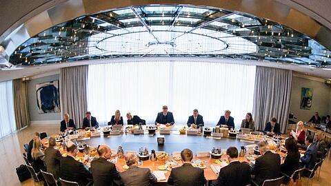 Mitglieder des bayerischen Kabinetts sitzen bei einer Kabinettssitzung auf ihren Plätzen. Foto: Matthias Balk/Archiv