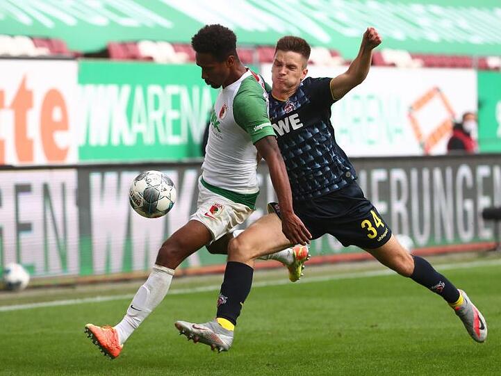 Noah Sarenren Bazee (l) vom FC Augsburg in Aktion gegen Noah Katterbach vom FC Köln. Foto: Michael Dalder/Reuters-Pool/dpa