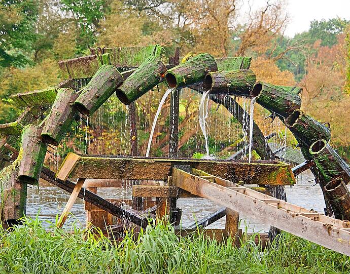 Die Gemeinde Möhrendorf in Mittelfranken ist berühmt für ihre Wasserschöpfräder. Hier zu sehen ist das Weidackerrad, im Hintergrund die Regnitz.