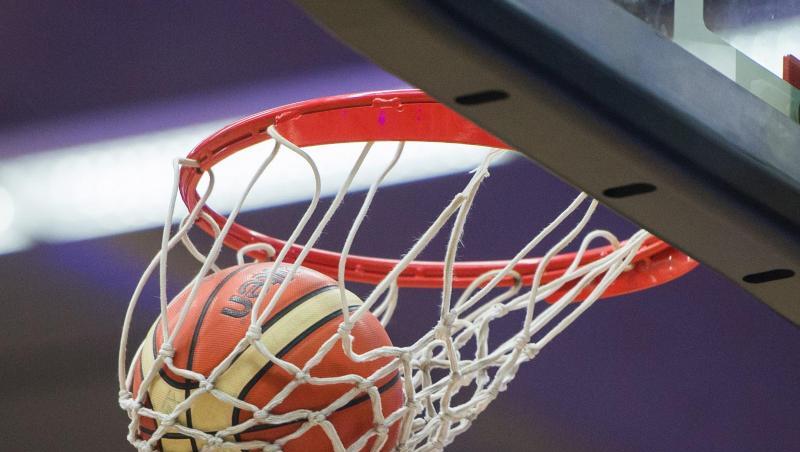 Ein Basketball im Korb.