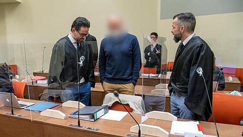 Der Angeklagte Mark S. (vorne, 2.v.r) steht beim Beginn des Prozess gegen ihn wegen des Verdachts des Verstoßes gegen das Arzneimittel- und Dopinggesetz mit seinen Anwälten Juri Goldstein (l) und Alexander Dann (r) zusammen.