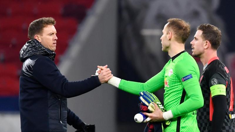 Leipzigs Torwart Peter Gulacsi (M) und Leipzigs Trainer Julian Nagelsmann geben sich nach dem Spielende die Hand.