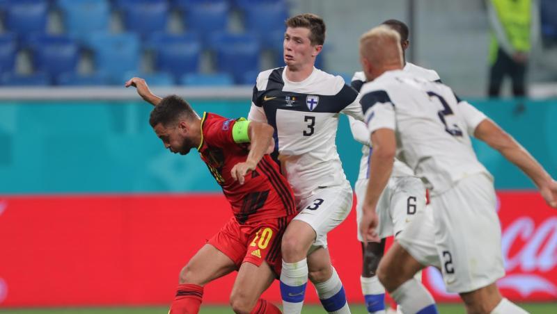 Der Belgier Eden Hazard (l) feierte gegen Finnland sein Startelf-Comeback.
