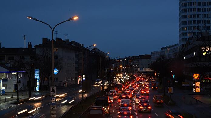 Auf dem Mittleren Ring in Giesing fließt der Verkehr oft zäh. Zwischen dem McGraw Graben und der Candidbrücke sollen neue Markierungen das nun verbessern.
