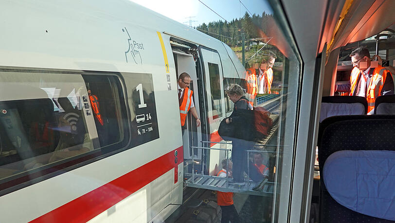 Auf der Oelzetalbrücke steigen die Fahrgäste eines defekten ICE über den Steg in einen parallel gestellten ICE um.