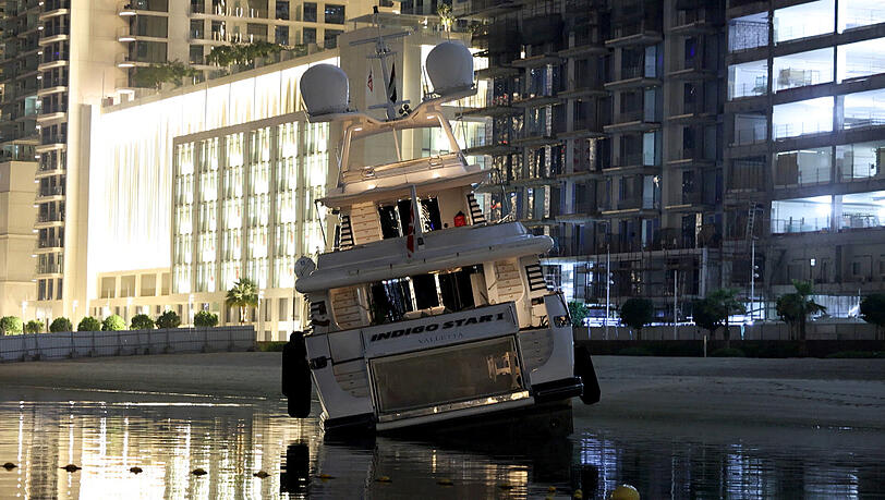 SOS auf der Indigo Star. Die Yacht ist in Dubai auf eine Sandbank aufgelaufen. Wie konnte das passieren? SOS auf der Indigo Star. Die Yacht ist in Dubai auf eine Sandbank aufgelaufen. Wie konnte das passieren?