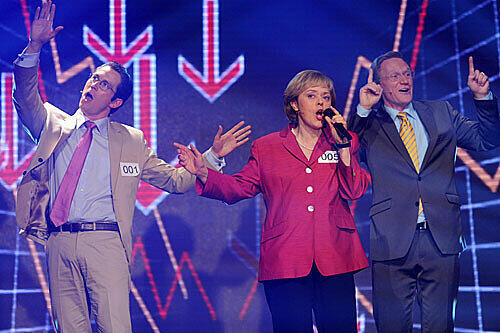 Stimungsvolle, singende "Politiker": Stefan Murr (l, als Karl-Theodor zu Guttenberg), Corinna Duhr (als Angela Merkel) und Robin Brosch (als Guido Westerwelle)
