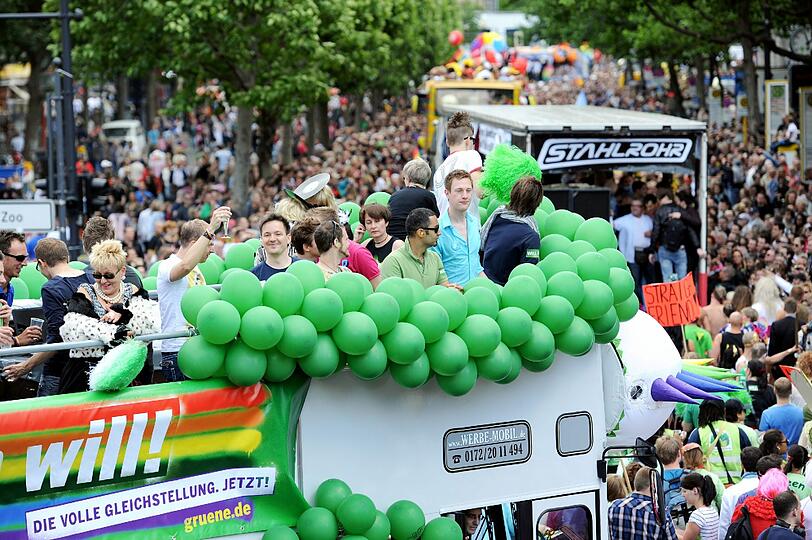 Fantasievoll bekleidet feiern am Samstag die Teilnehmer auf der Parade zum Christopher Street Day (CSD) in Berlin.