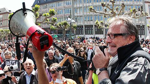 Auch wenn Frankfurt tatsächlich sein Konzert verboten hat: Konstantin Wecker setzte sich trotzdem in den Zug, um am 17. Mai mit der Blockupy-Bewegung gegen die Bankenmacht zu demonstrieren.