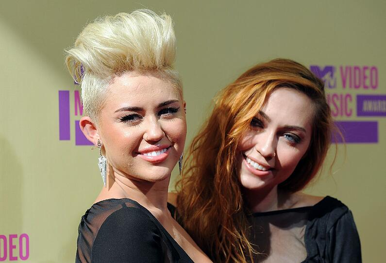 Bei den MTV Music Awards in L.A. zeigt sich die US Schauspielerin und Sängerin Miley Cyrus im völlig neuen Look: Schrill, grell und kurhaarig. Die Bilder von ihrem Auftritt.